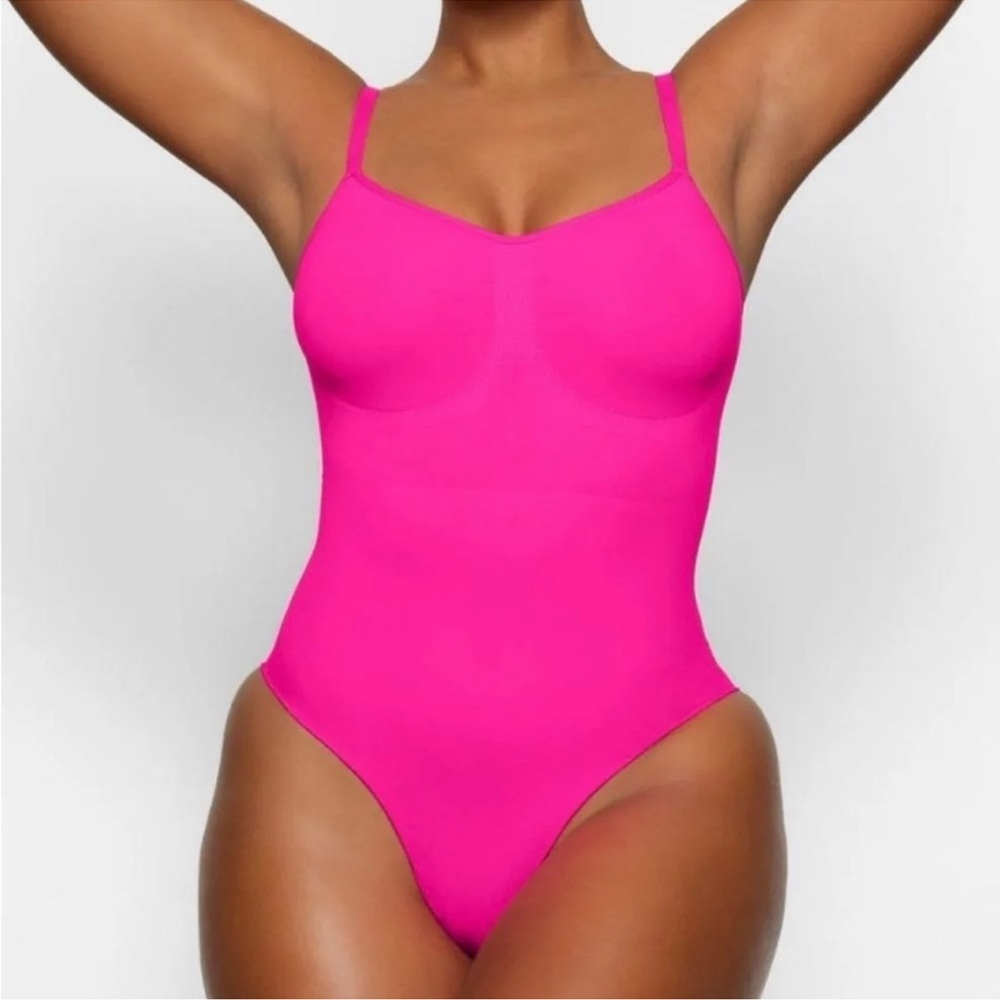 SKIMS Seamless Sculpting Bodysuit New Neon Pink Size Hard to find -NWOT